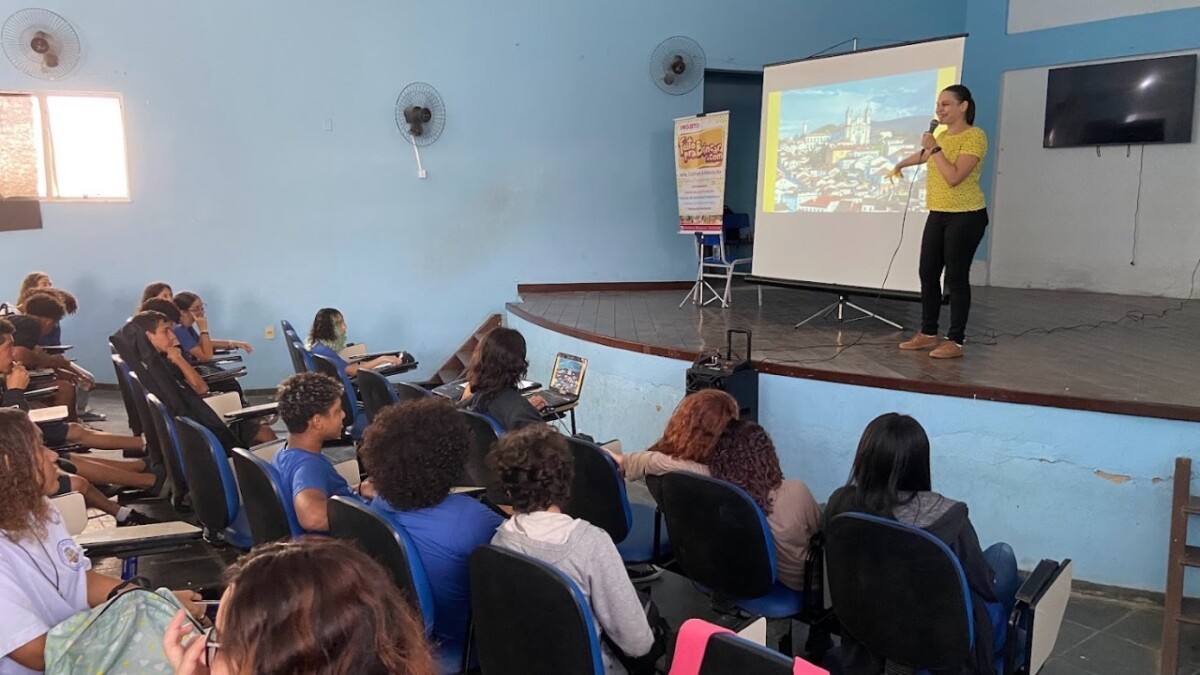 Escola Márcia Francesconi recebe palestra e pré-lançamento de curta-metragem sobre o patrimônio cultural de Cabo Frio