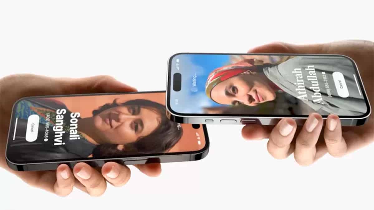 Pessoas usando o NameDrop do iPhone