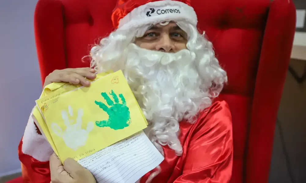 Papai Noel dos Correios dará presentes em escola de Maricá | Enfoco