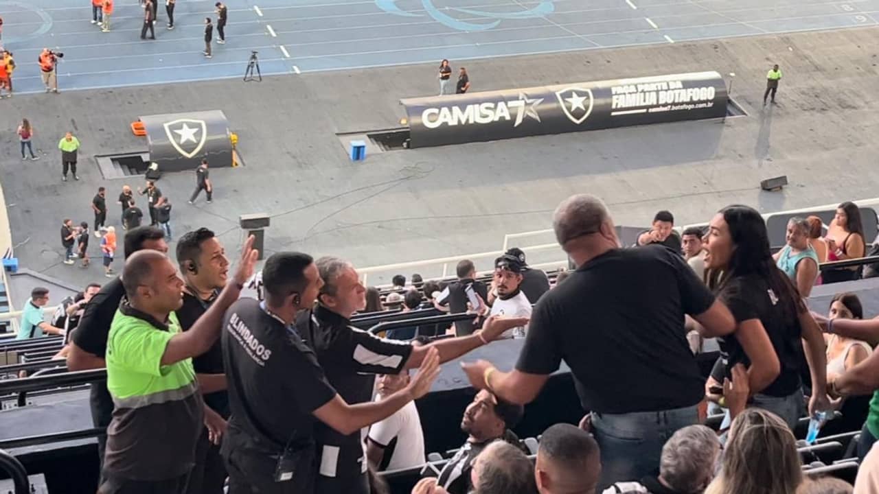 Vaias, pipoca e discussão: torcida do Botafogo protesta no Nilton Santos