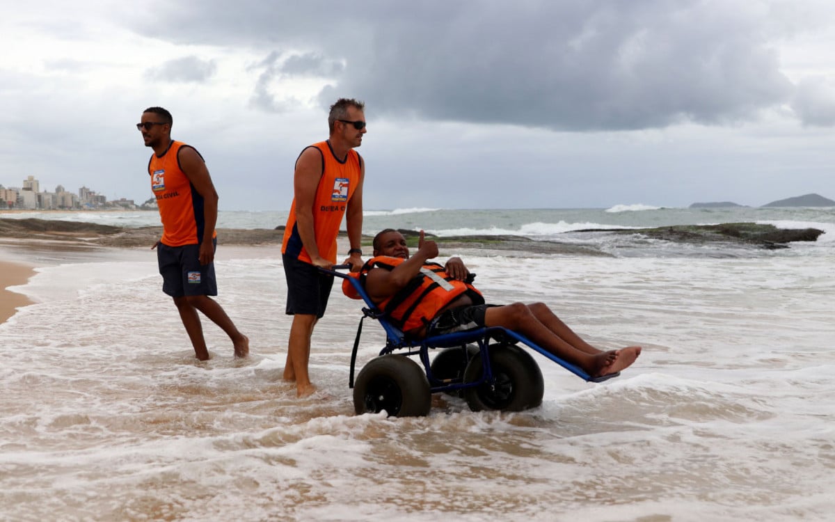 Projeto "Verão para Todos" proporciona diversão na praia para pessoas com deficiência em Macaé | Macaé