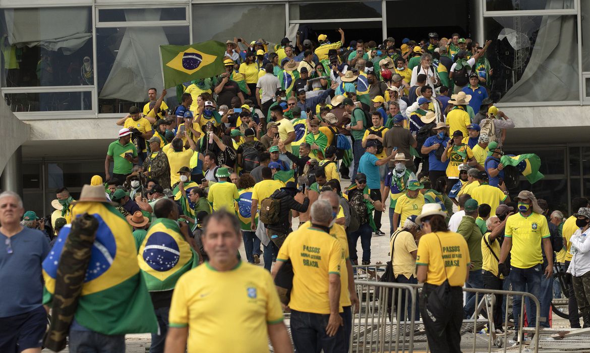 Apenas 6% dos brasileiros aprovam atos de 8 de janeiro