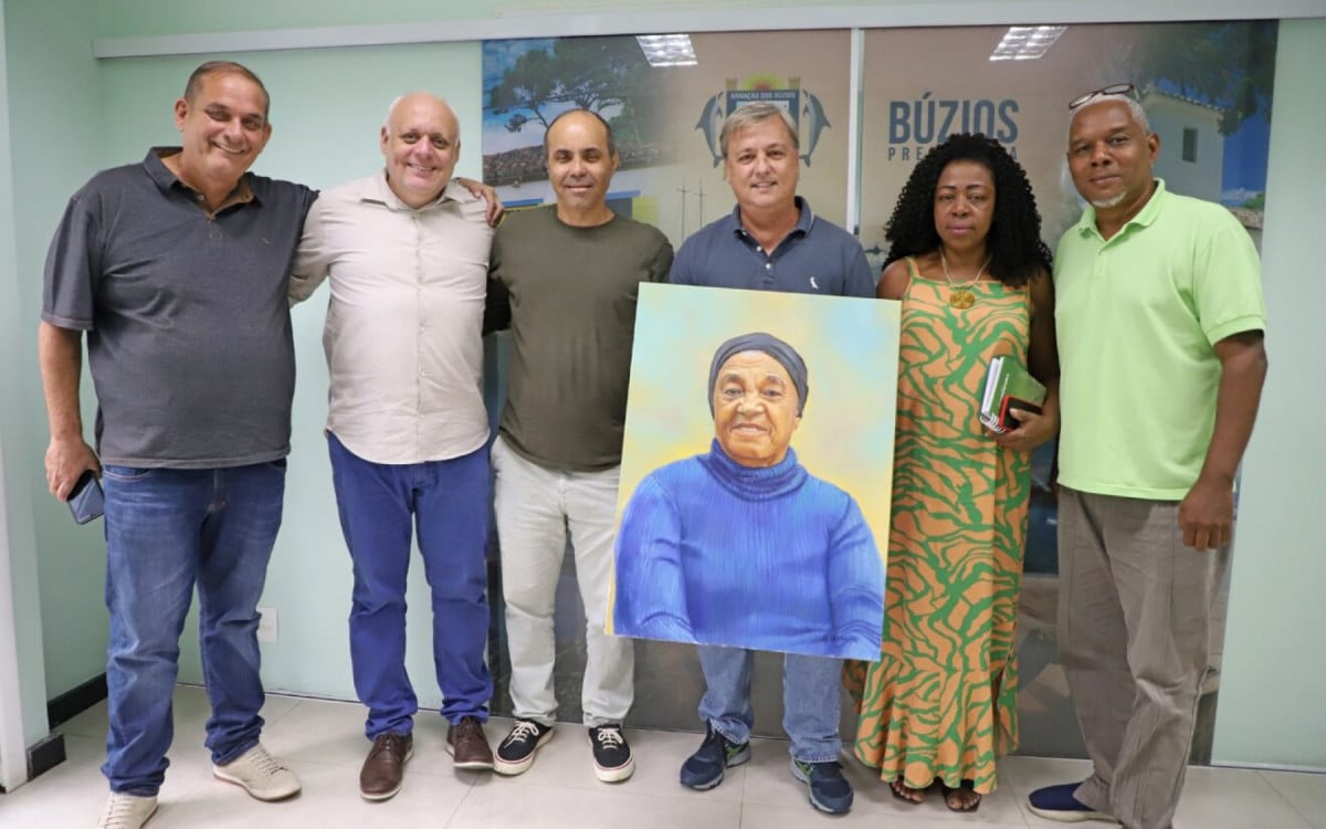 Quadro em homenagem à quilombola Dona Uia é recebido pelo Prefeito Alexandre Martins | Búzios