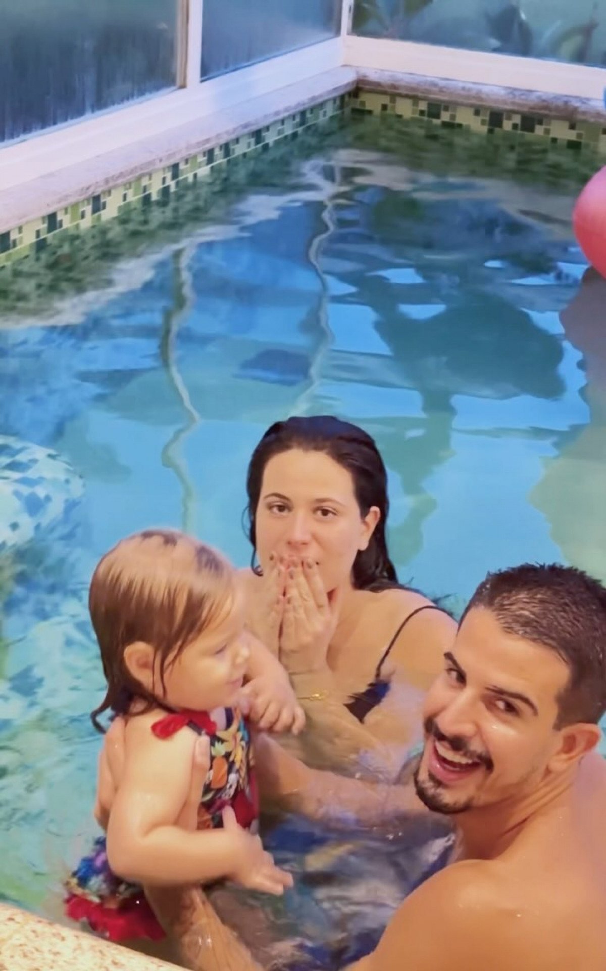 Vídeo! Edson Celulari encanta seguidores com clipe dos filhos brincando na piscina | Celebridades