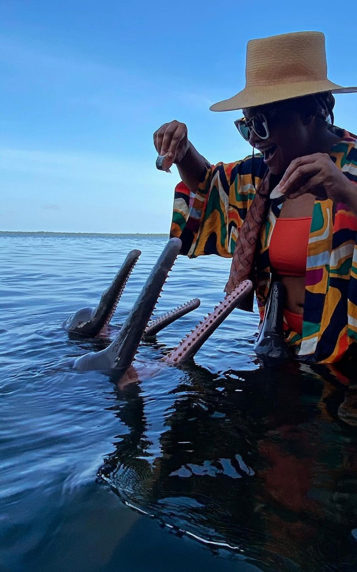 Gaby Amarantos tem encontro com botos durante férias no Pará: 'Musa da Amazônia' | Celebridades