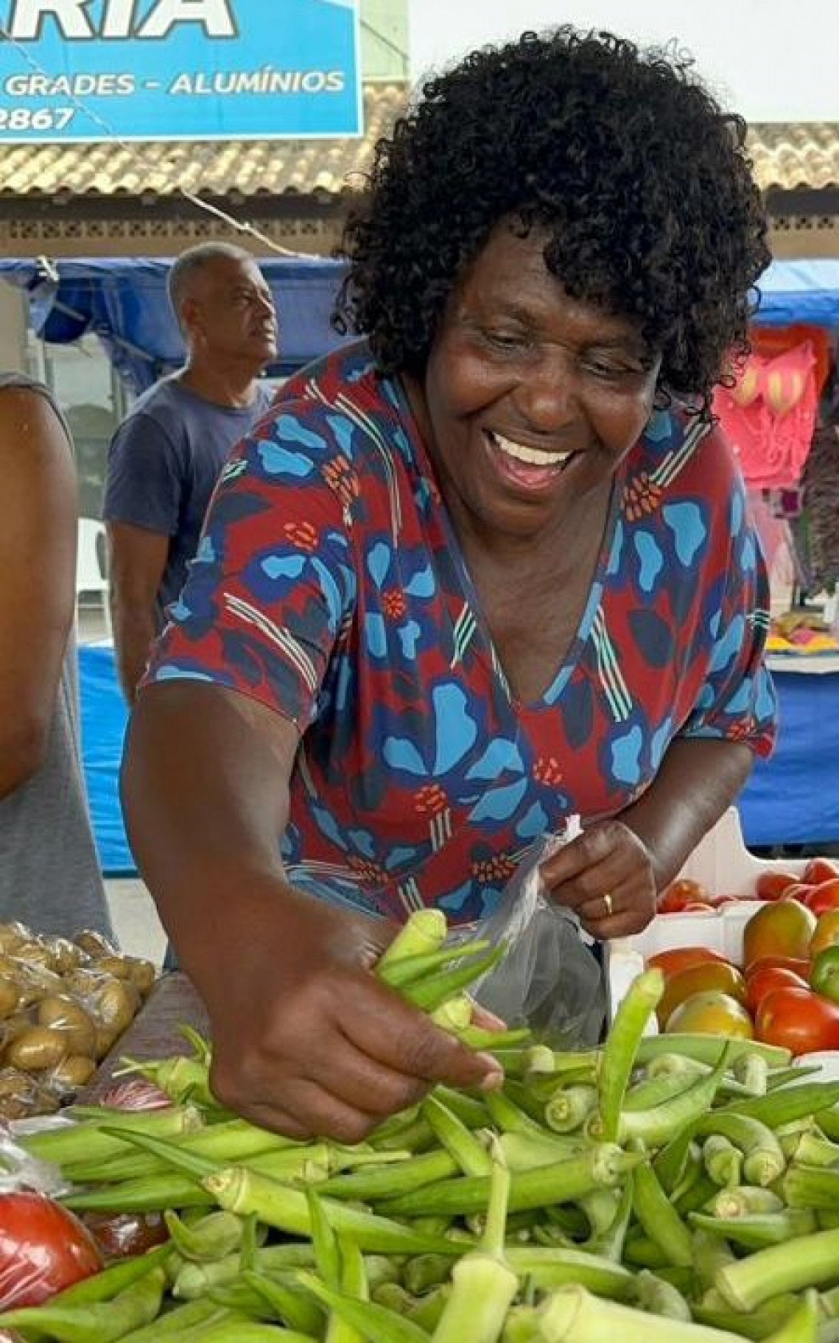 Deputada Federal Benedita da Silva (PT) visita feira de Unamar, no segundo distrito de Cabo Frio | Política Costa do Sol
