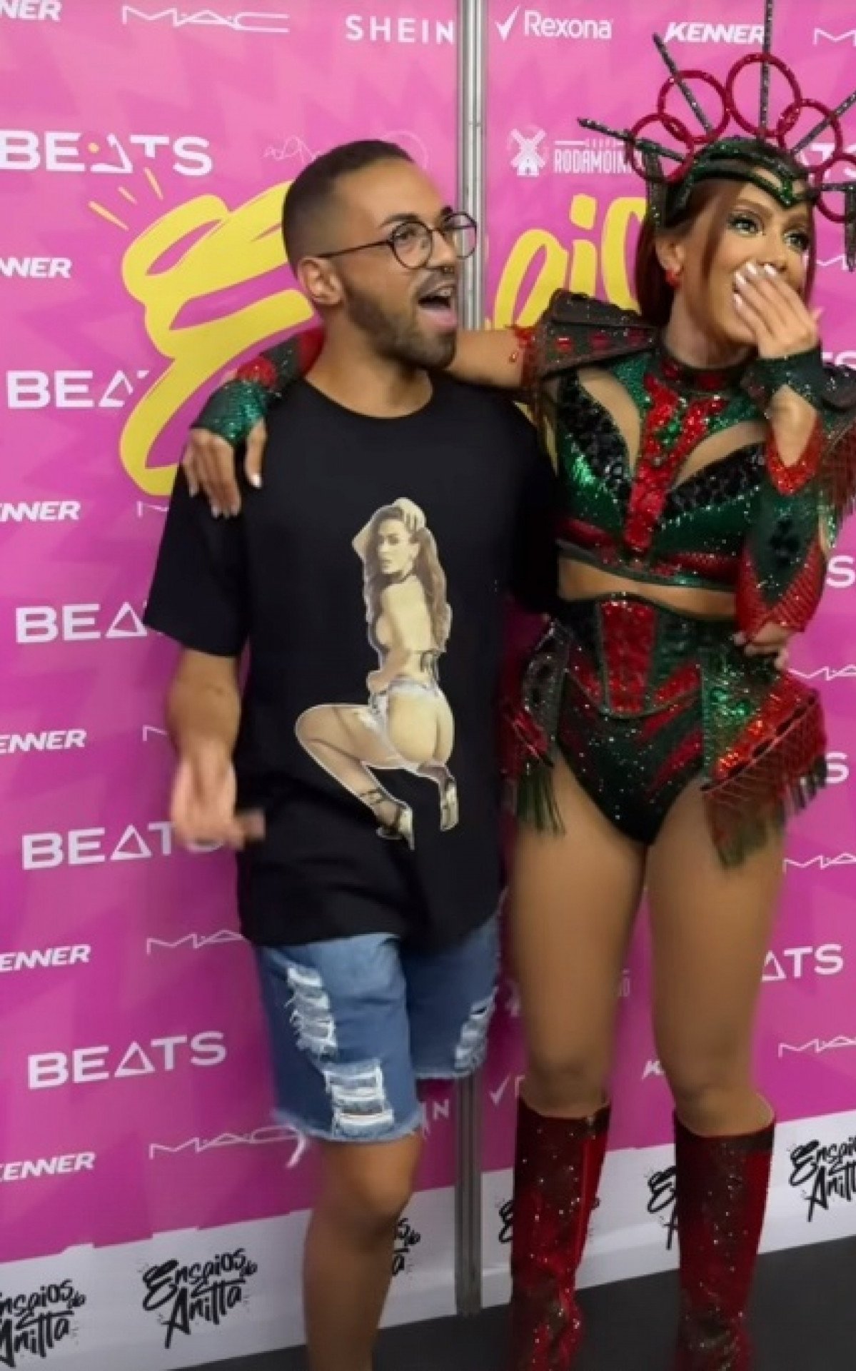 Anitta se diverte após levar invertida de fã que usava camisa 'pirata' dela | Celebridades
