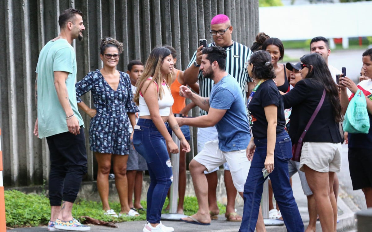 Nizam recebe o carinho dos fãs na porta dos Estúdios Globo nesta segunda-feira