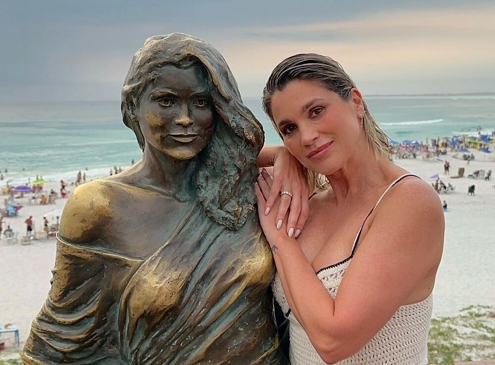 Ex-global posa ao lado da própria estátua em Arraial do Cabo; fotos | Enfoco