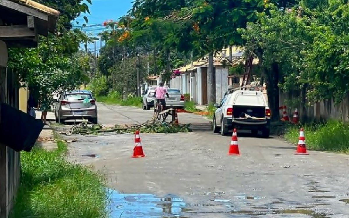 Queda de poste em Enseada das Gaivotas deixa moradores sem energia por mais de 12 horas | Rio das Ostras