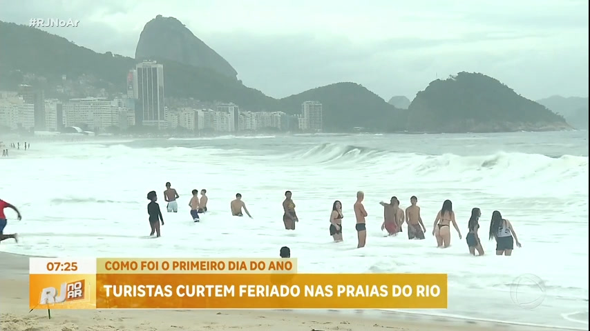 Primeiro dia de 2024 tem turistas, bombeiros e garis nas praias do Rio - Rio de Janeiro