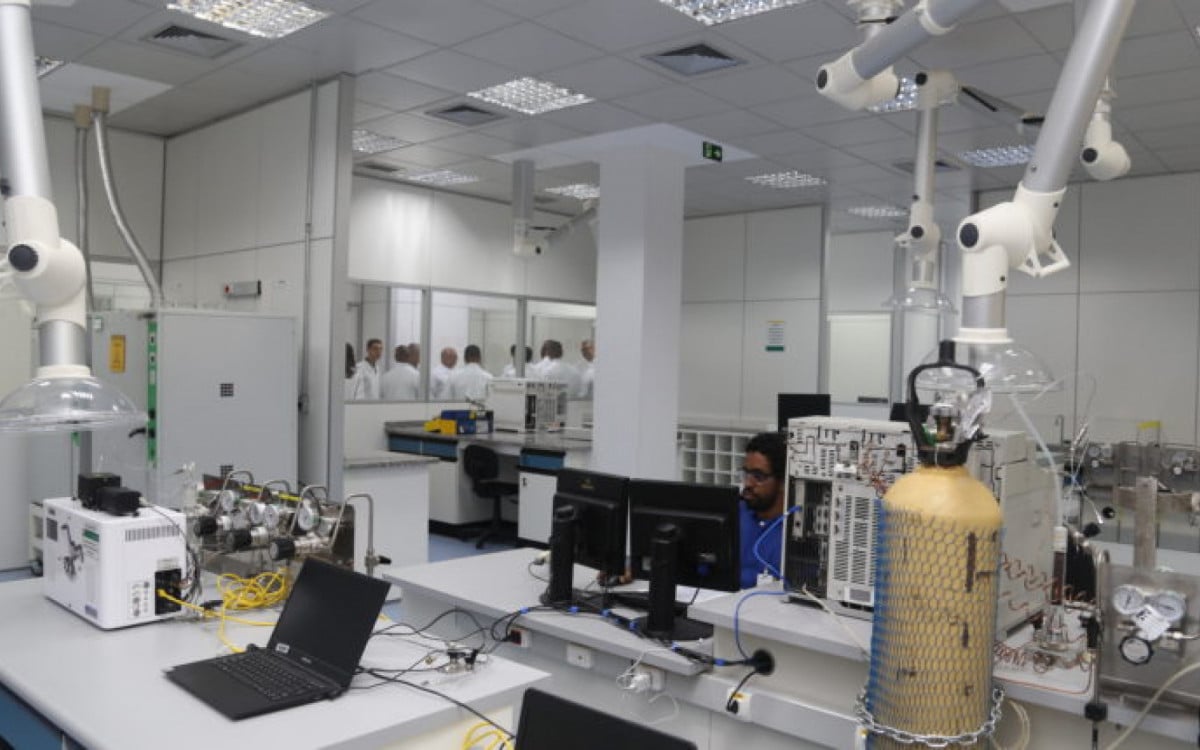 Os laboratórios, situados na Base Imboassica, abrangem uma área construída de cerca de 12 mil m²