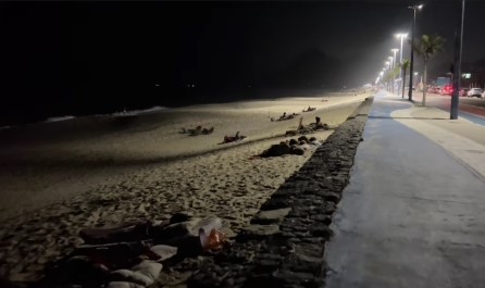 Areia de praia vira cama para moradores sem luz em Maricá | Enfoco