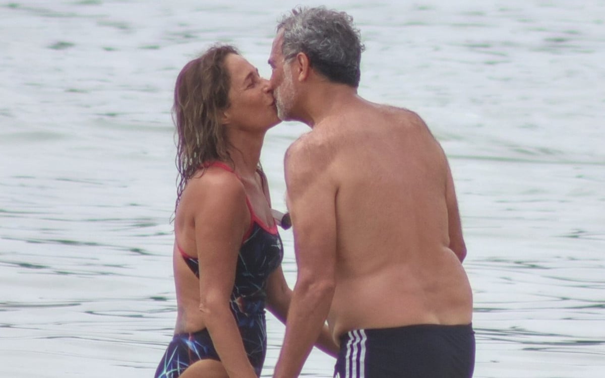 Andrea Beltrão beija o marido em meio ao mar de Copacabana | Celebridades