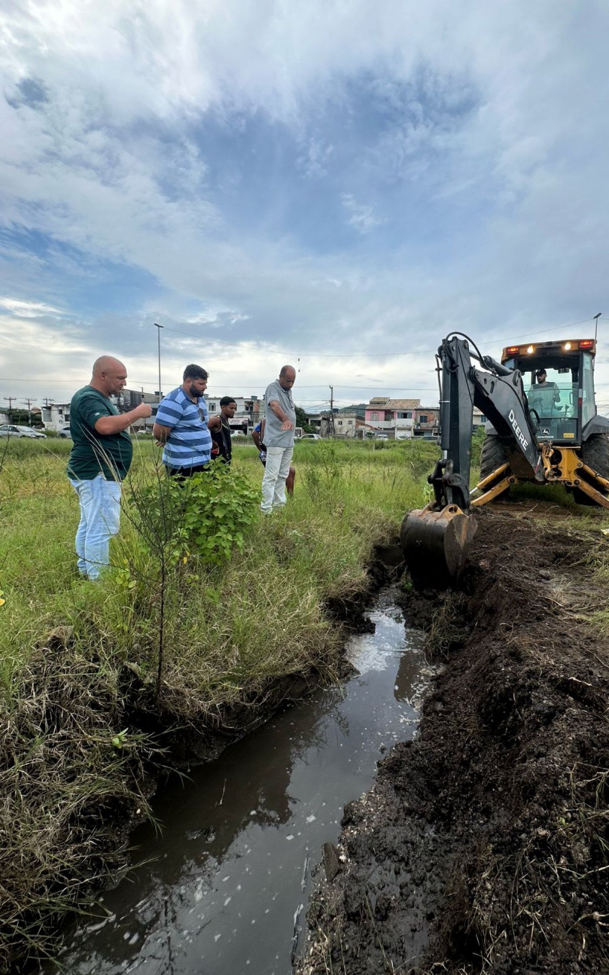 Serviços Públicos de São Pedro da Aldeia realiza desobstrução de manilhamento para escoamento de águas pluviais | São Pedro da Aldeia