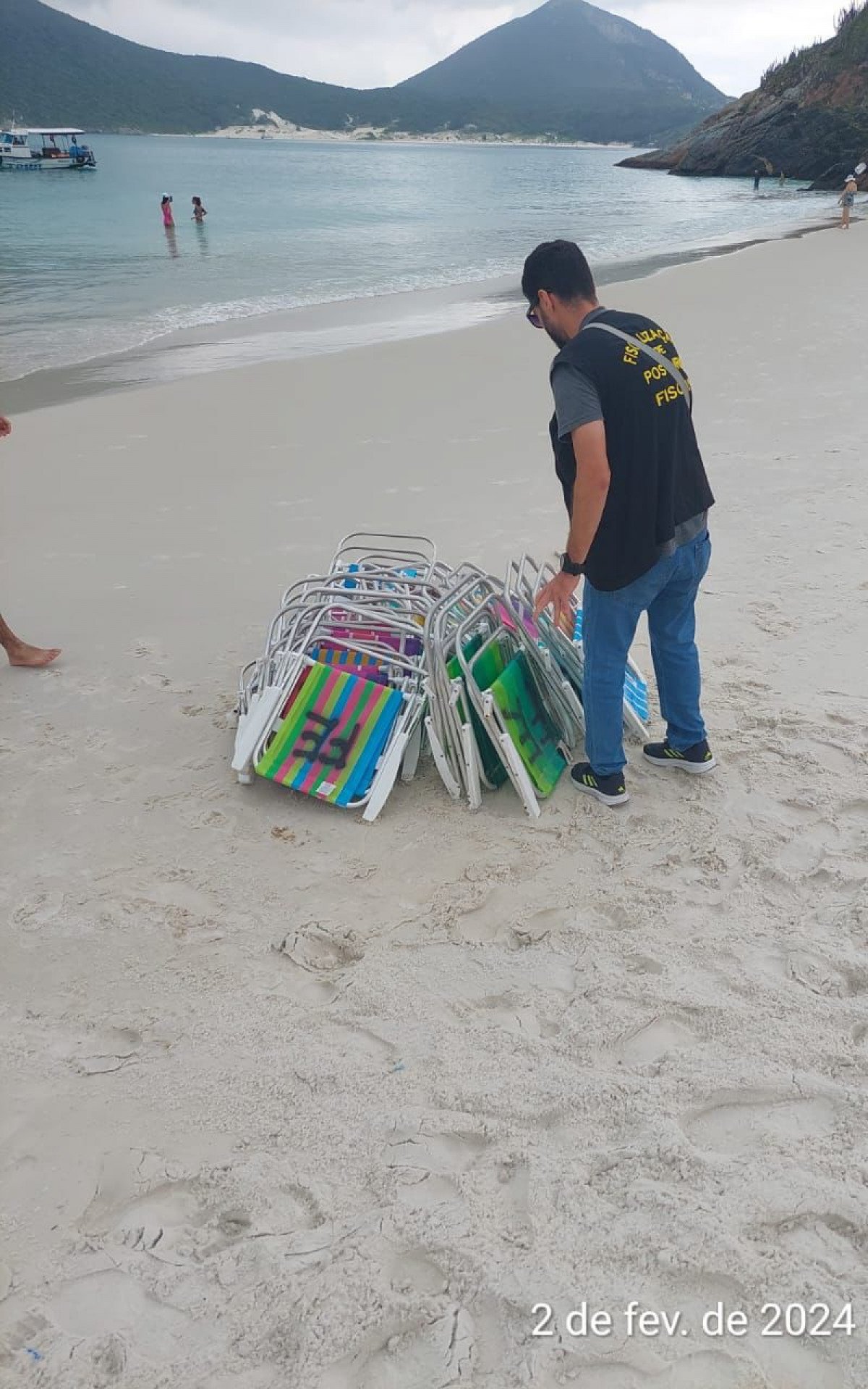 Operação apreende quase 600 cadeiras de praia em Arraial do Cabo | Arraial do Cabo - Rio de Janeiro