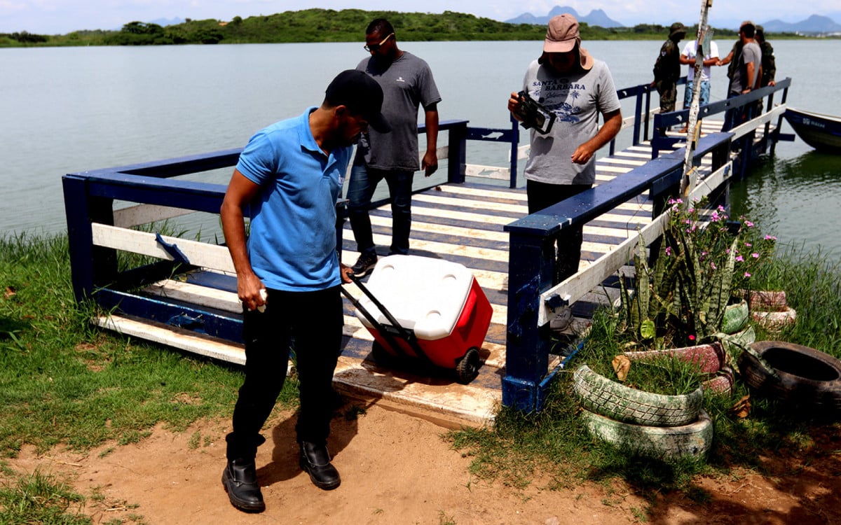 Lagoa de Imboassica: órgão ambientais recolhem amostras para análise técnica