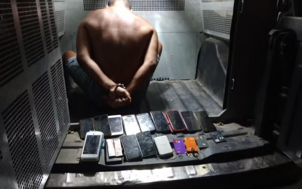 Homem acusado de furtar 11 celulares durante bloco de carnaval em Araruama é preso em flagrante | Araruama