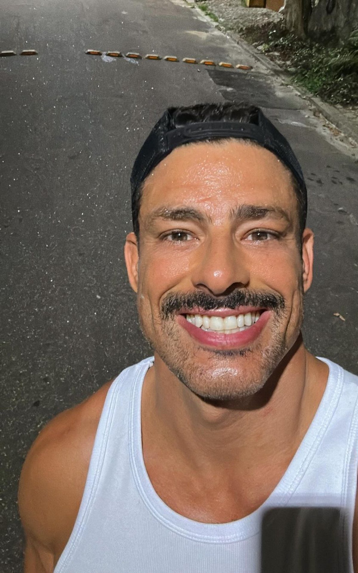 Cauã Reymond aposta em novo visual e leva internautas à loucura: 'Lancei o bigodinho' | Celebridades
