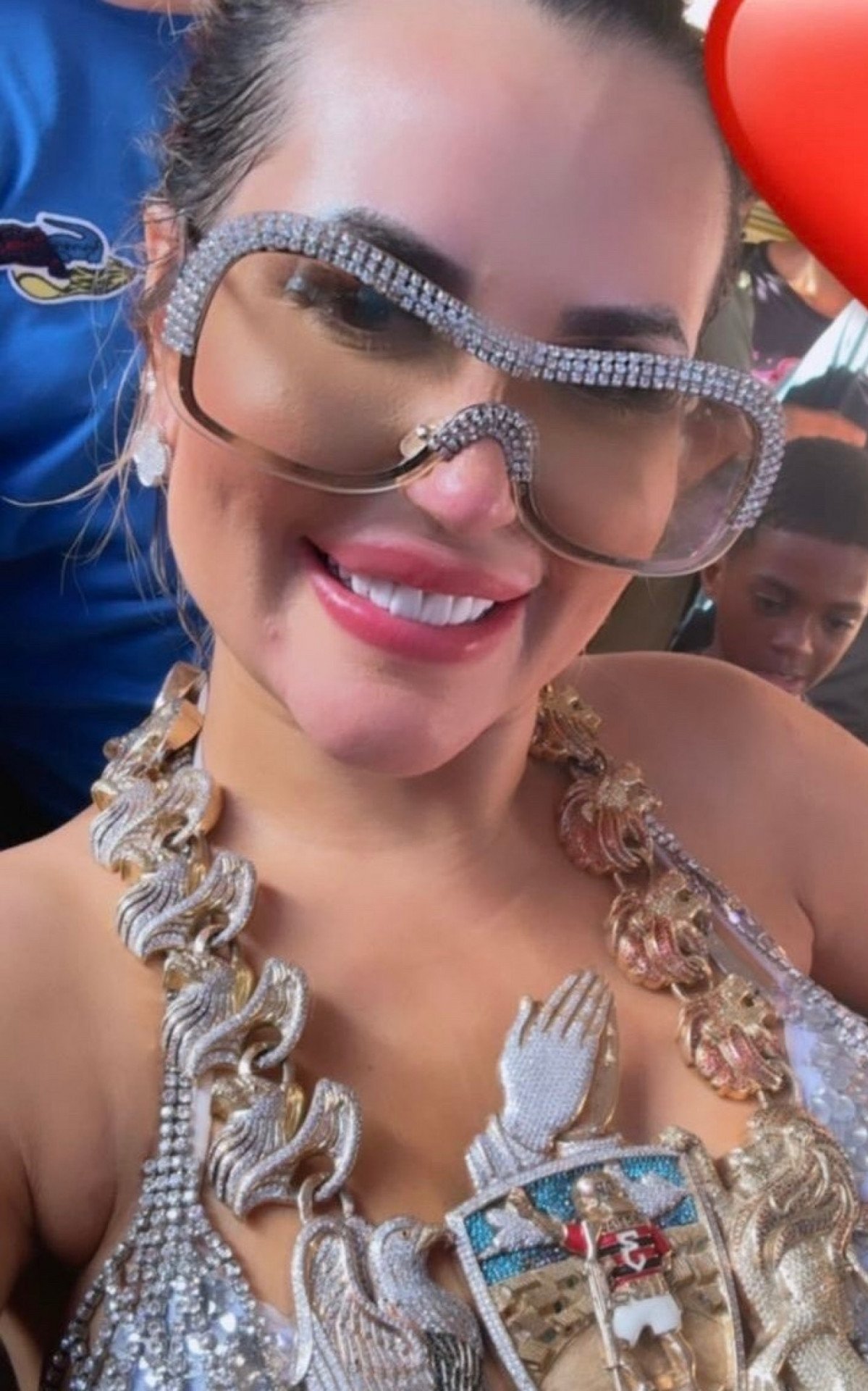 Deolane Bezerra leva bronca da mãe por usar colar de chefe do tráfico | Celebridades