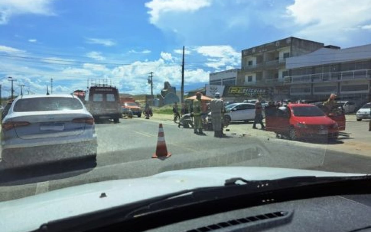 Grave acidente envolvendo carro e motocicleta deixa quatro feridos em Araruama | Araruama