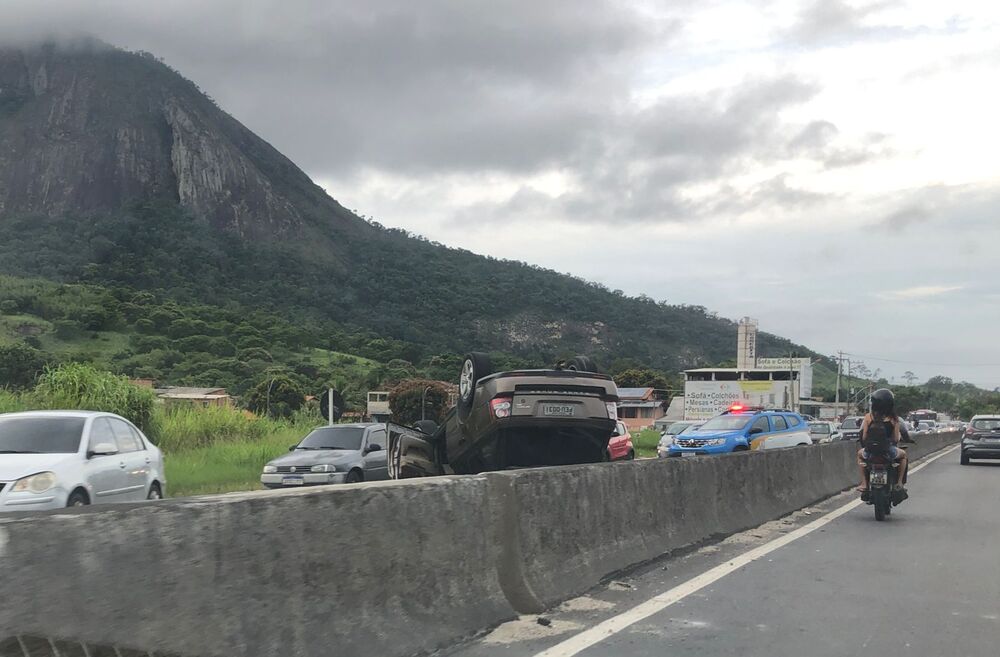 Dois carros capotam e complica trânsito na RJ-106, em Inoã | Enfoco