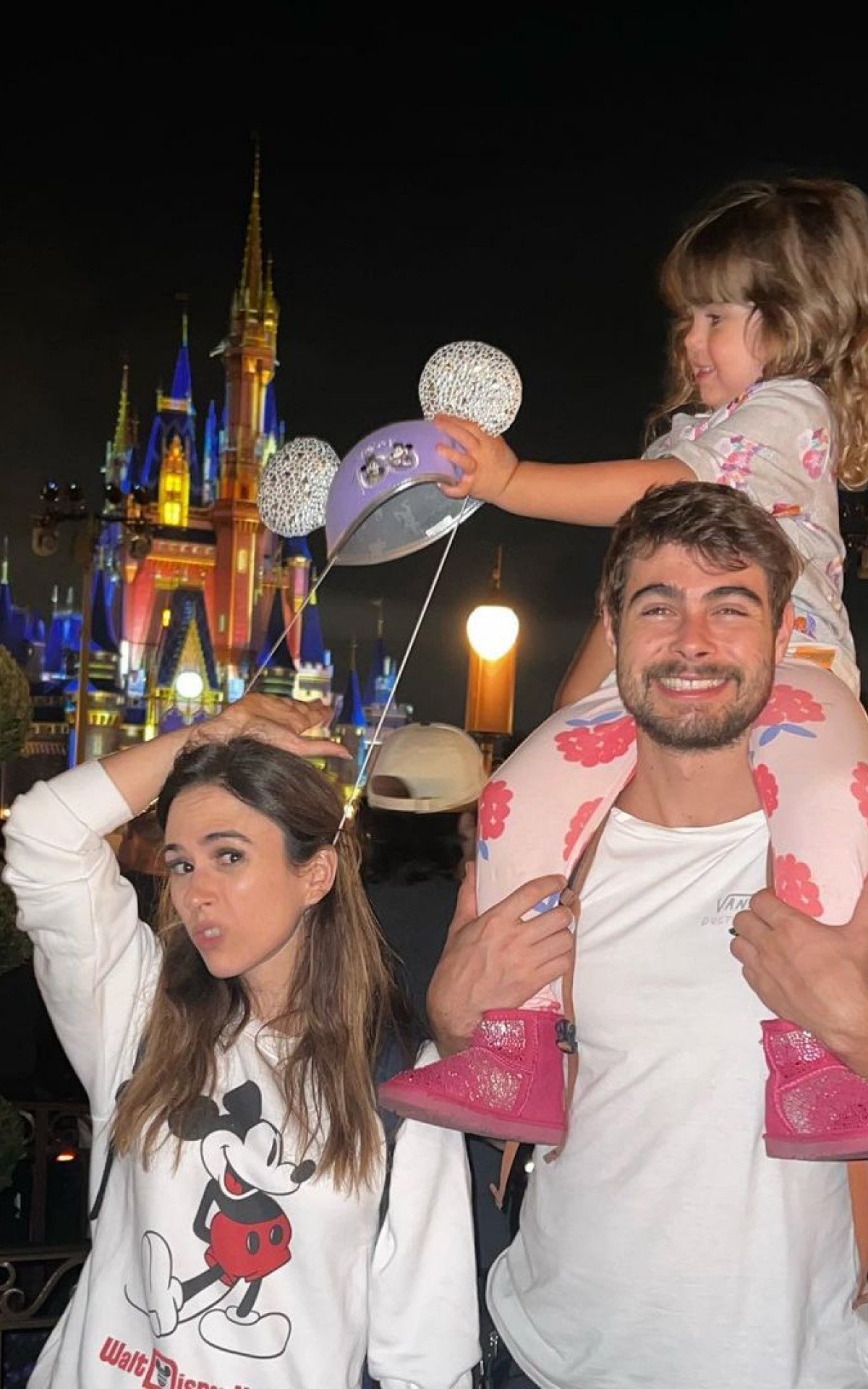 Tatá Werneck encanta ao posar com Rafa Vitti e a filha na Disney | Celebridades