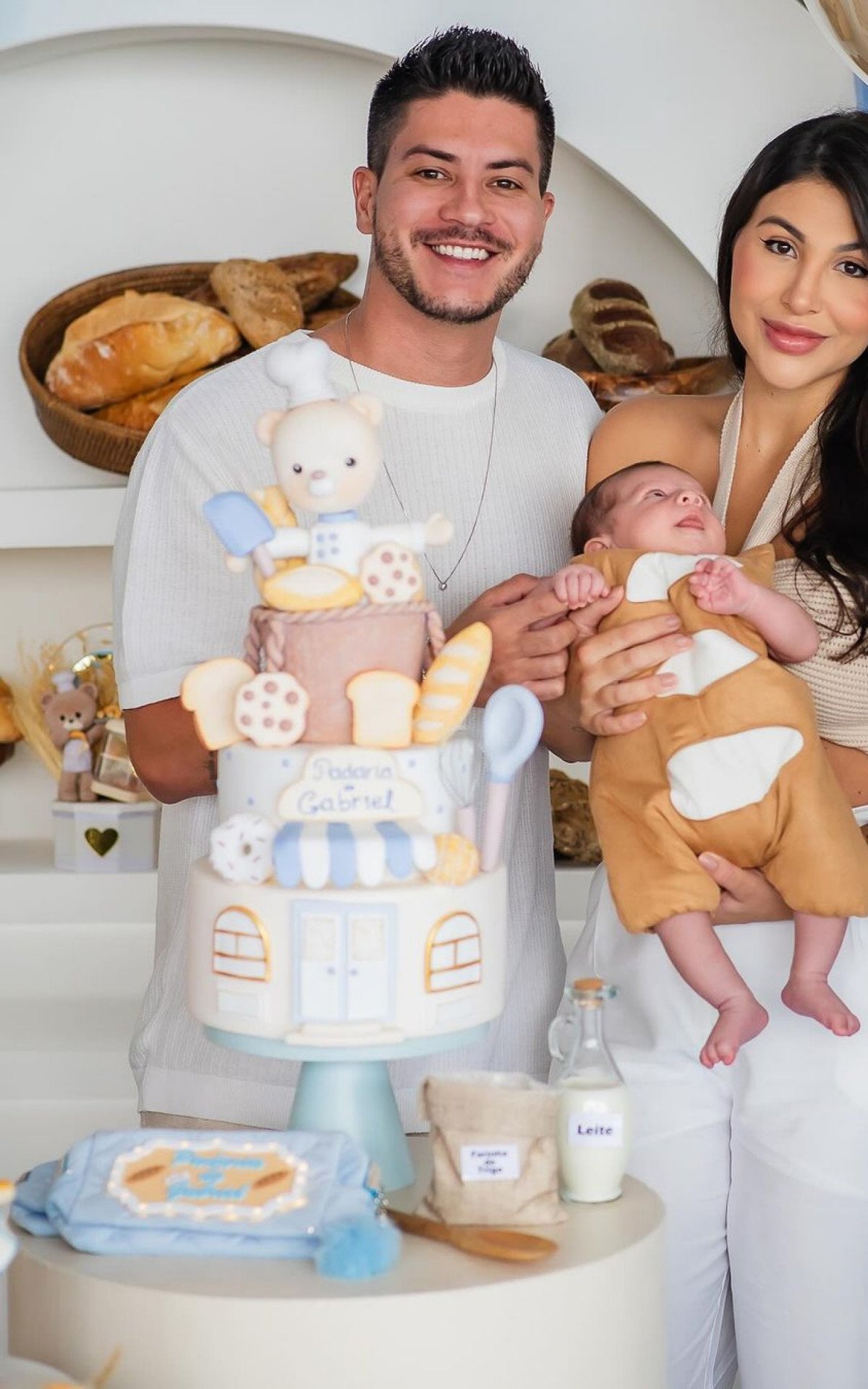 Arthur Aguiar veste o filho de 'pãozinho' em mesversário e encanta seguidores | Celebridades