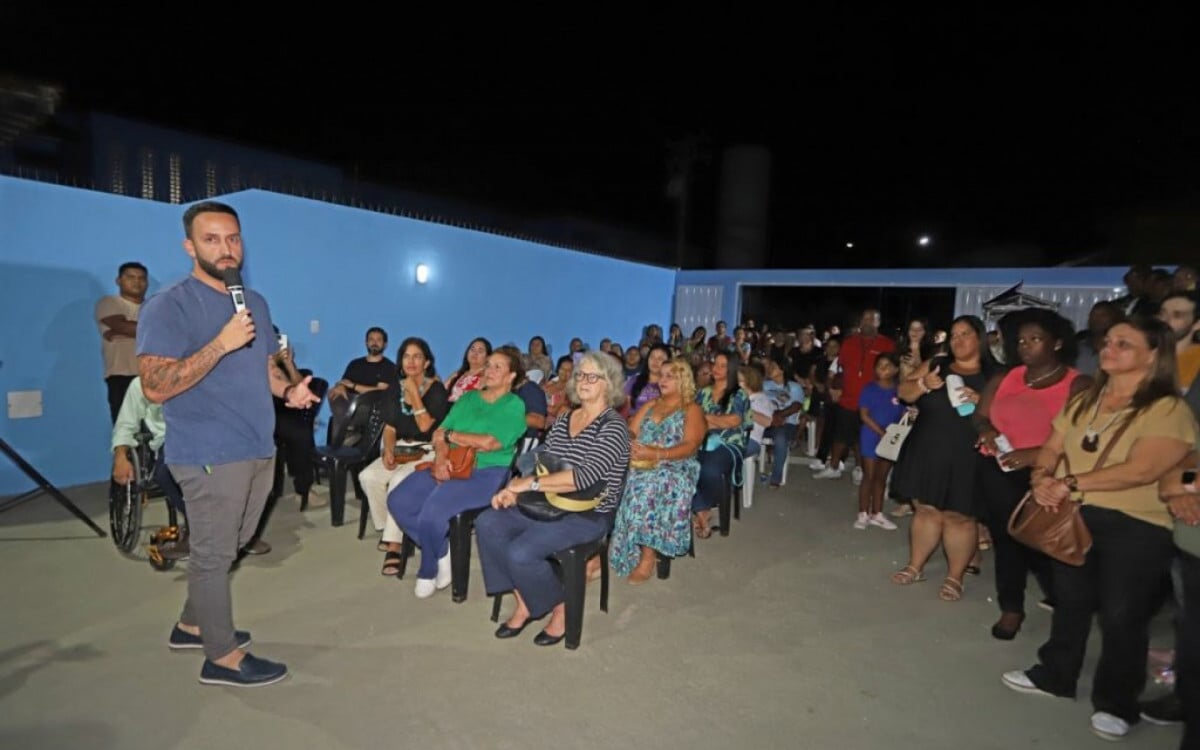 Prefeito interino Rafael Aguiar (PL) discursa durante inauguração da clínica