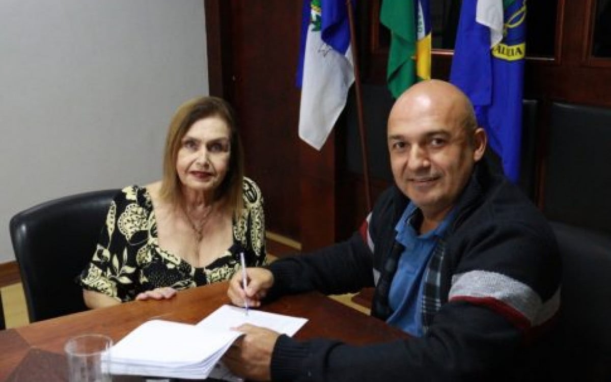 Secretária de Educação, Sheila Atalla, e prefeito Fábio do Pastel (PL)