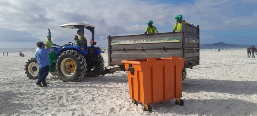 Prefeitura de Cabo Frio instala 15 contentores de lixo na Praia do Forte