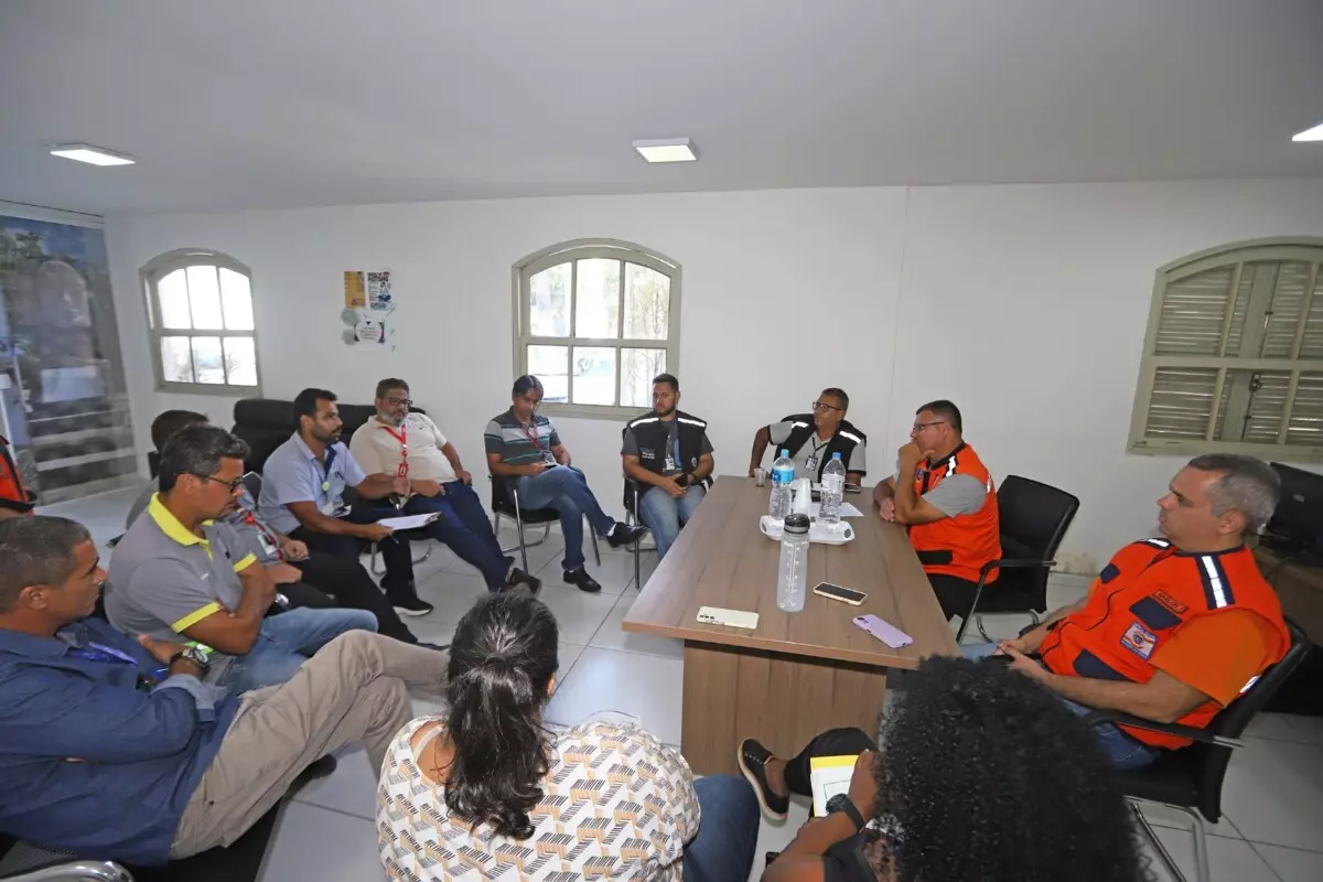 Defesa Civil de Búzios organiza reunião com empresas de telecomunicação para debater sobre as fiações da cidade
