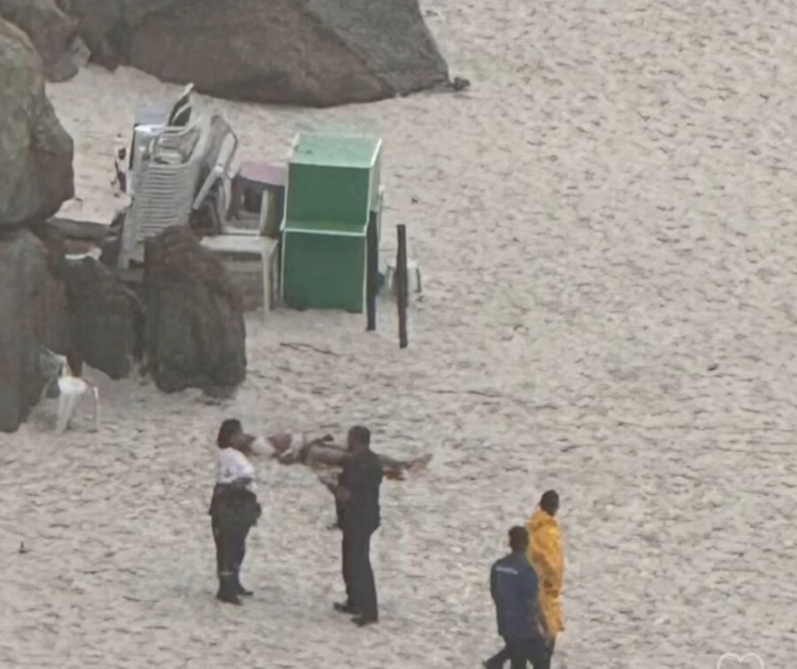 Vendedor morre ao ser atingido por raio em praia de Arraial do Cabo