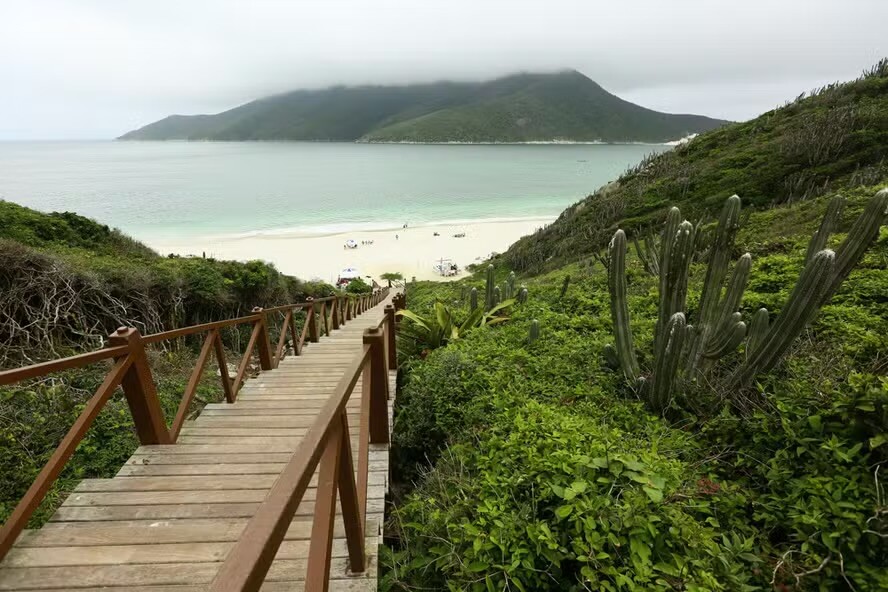 Acesso ao Pontal do Atalaia, em Arraial do Cabo, continua suspenso para turistas e visitantes