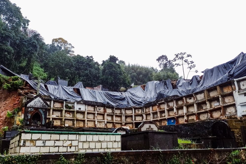 Cemitério em Petrópolis ficou parcialmente destruído após chuvas
