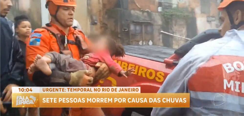 Bombeiros resgataram, neste sábado (23), menina de 4 anos que foi soterrada em Petrópolis