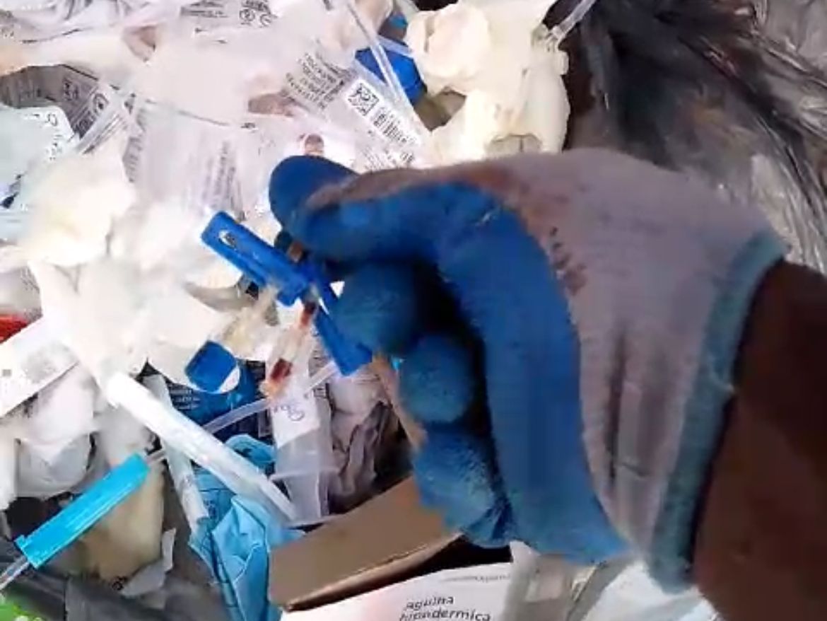 Funcionário da Comsercaf vai parar na emergência após coleta de lixos misturados em hospital de Cabo Frio