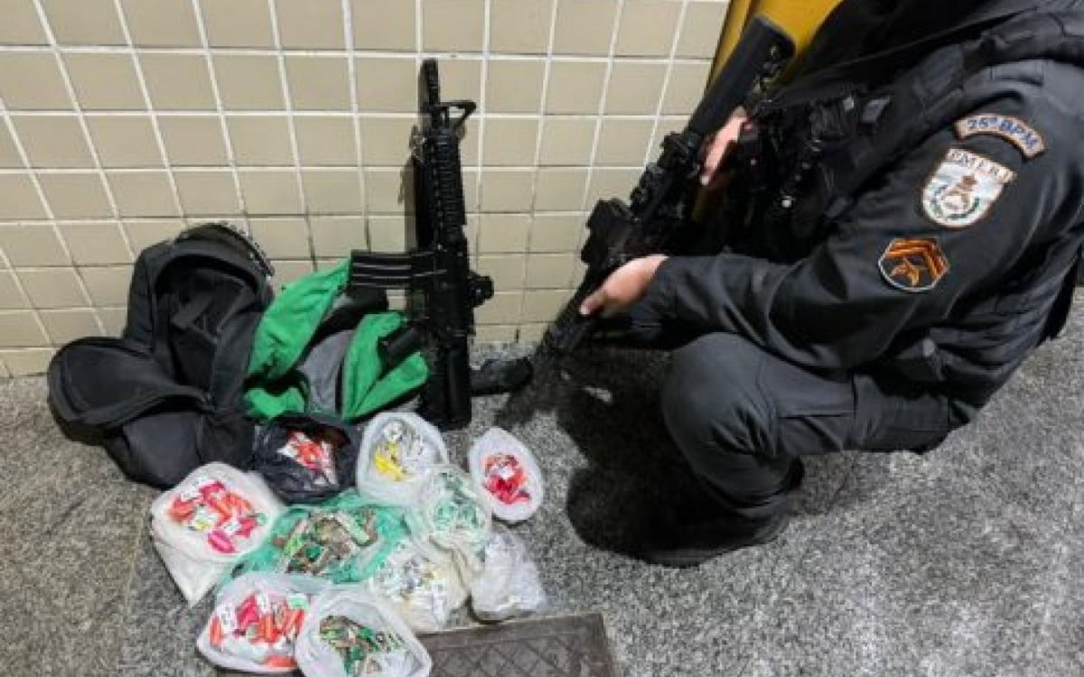 Polícia Militar apreende grande quantidade de drogas e réplica de fuzil em Araruama | Araruama