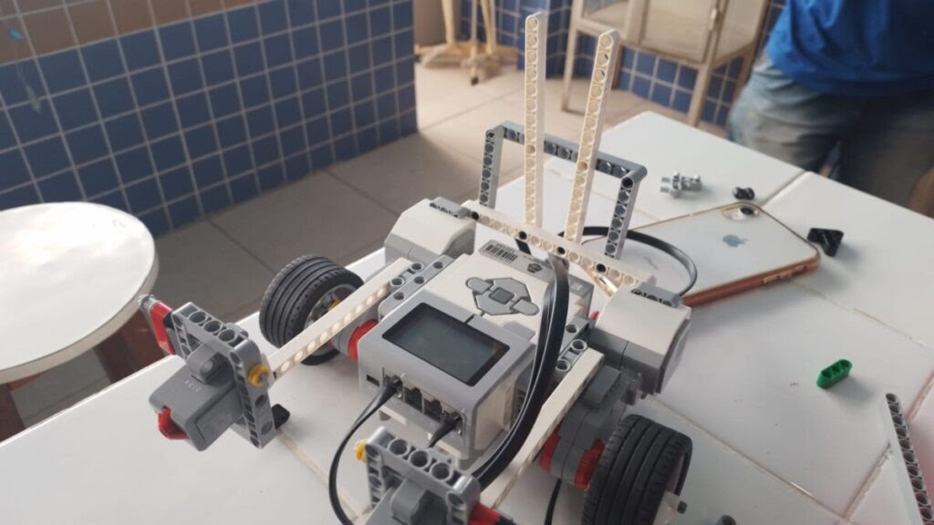 Estudantes trabalhando com kits Lego na Oficina de Robótica