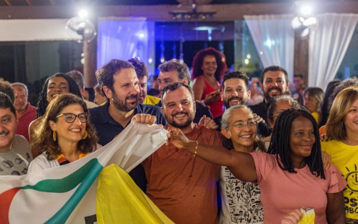 Rafael Peçanha entre o o presidente estadual do PSOL, deputado estadual Flávio Serafini, e a ex-senadora e porta-voz nacional da Rede, Heloisa Helena