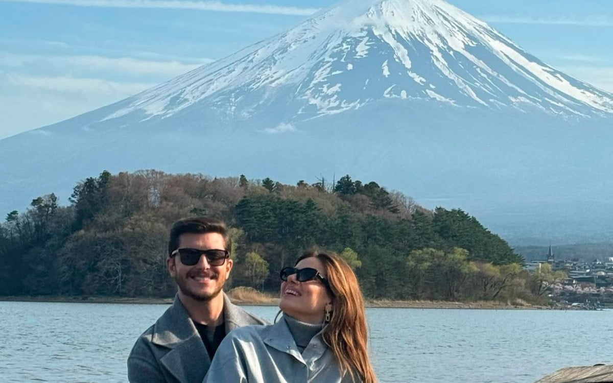 Camila Queiroz e Kleber Toledo compartilham viagem romântica no Monte Fuji | Diversão