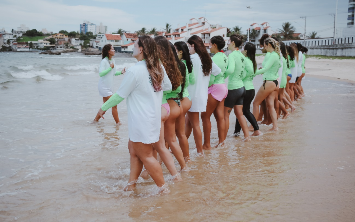 Projeto oferece vivências gratuitas de surf e SUP para mulheres da Região dos Lagos | Arraial do Cabo - Rio de Janeiro