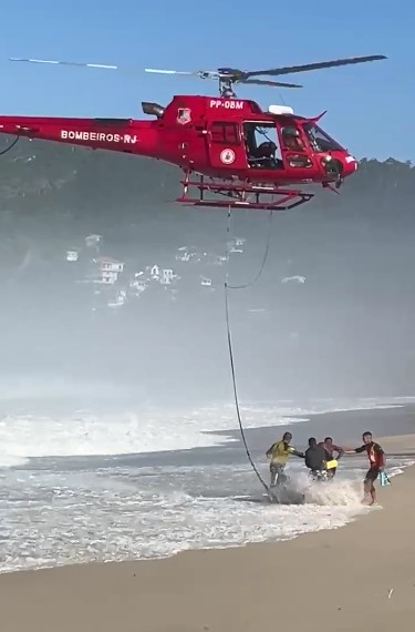 Banhistas são resgatados em manhã de mar agitado em Niterói | Enfoco