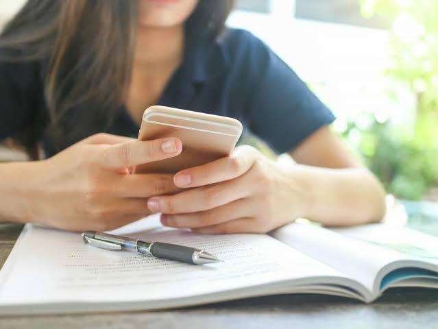 Câmara de Cabo Frio lança Consulta Pública sobre a proibição do uso de celulares por alunos nas escolas
