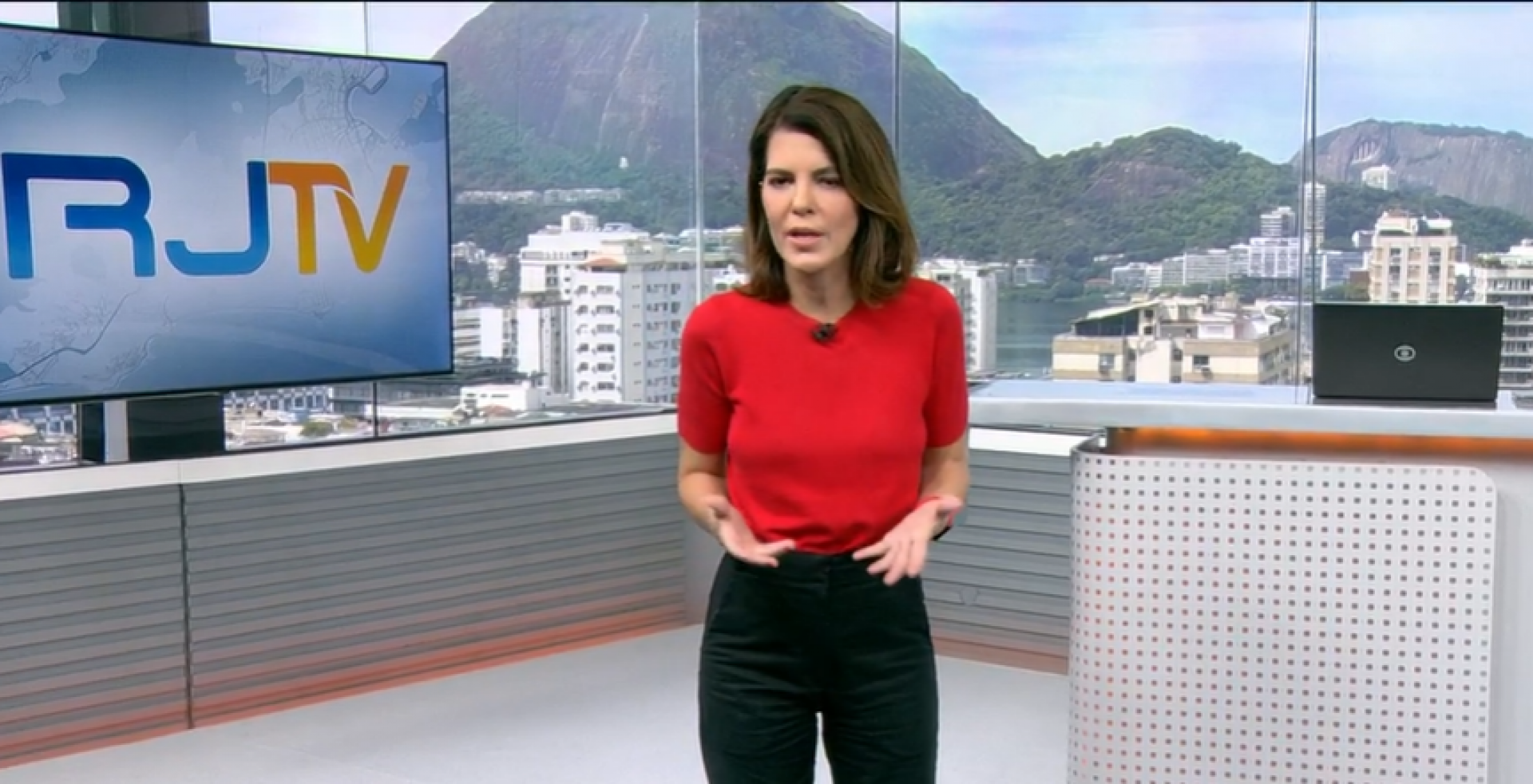 Mariana Gross usa vermelho e preto no RJ1 em homenagem ao Flamengo