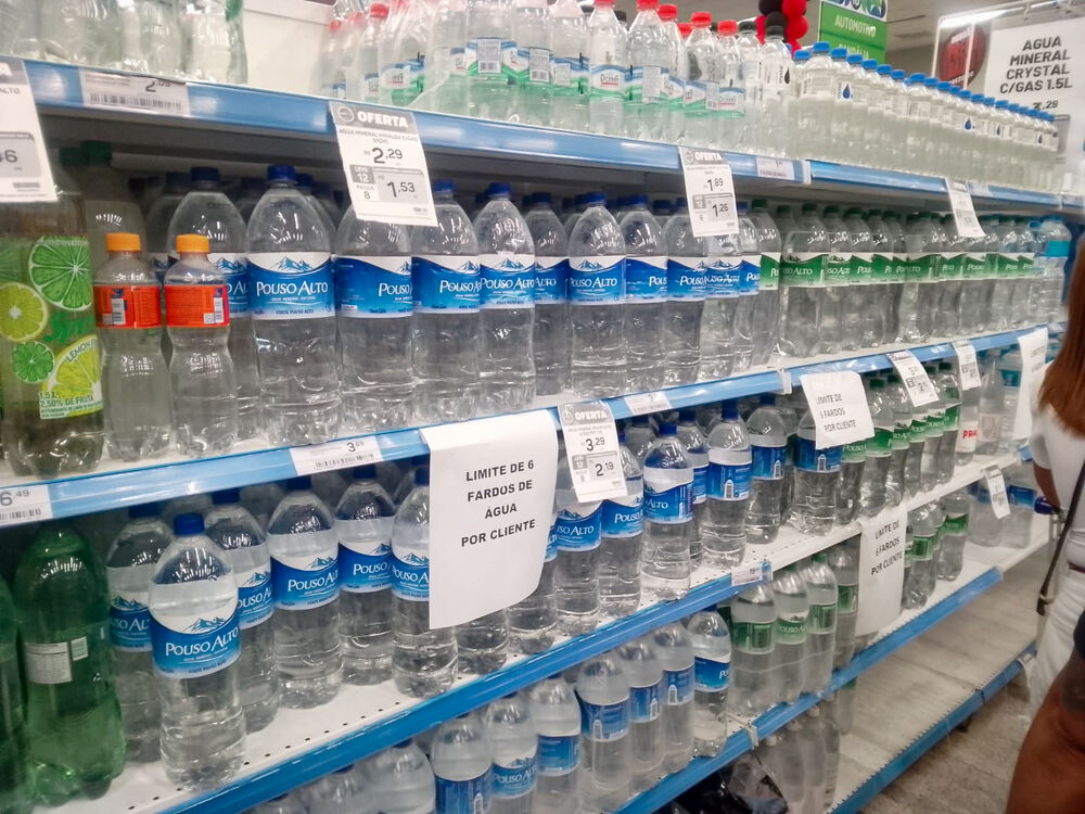 Supermercados reforçam estoques de água mineral nas prateleiras | Enfoco