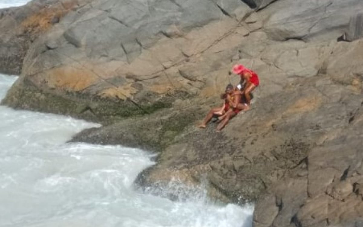 Jovem moradora de Iguaba é resgatada após cair e bater cabeça em pedras de praia em Arraial | Arraial do Cabo - Rio de Janeiro