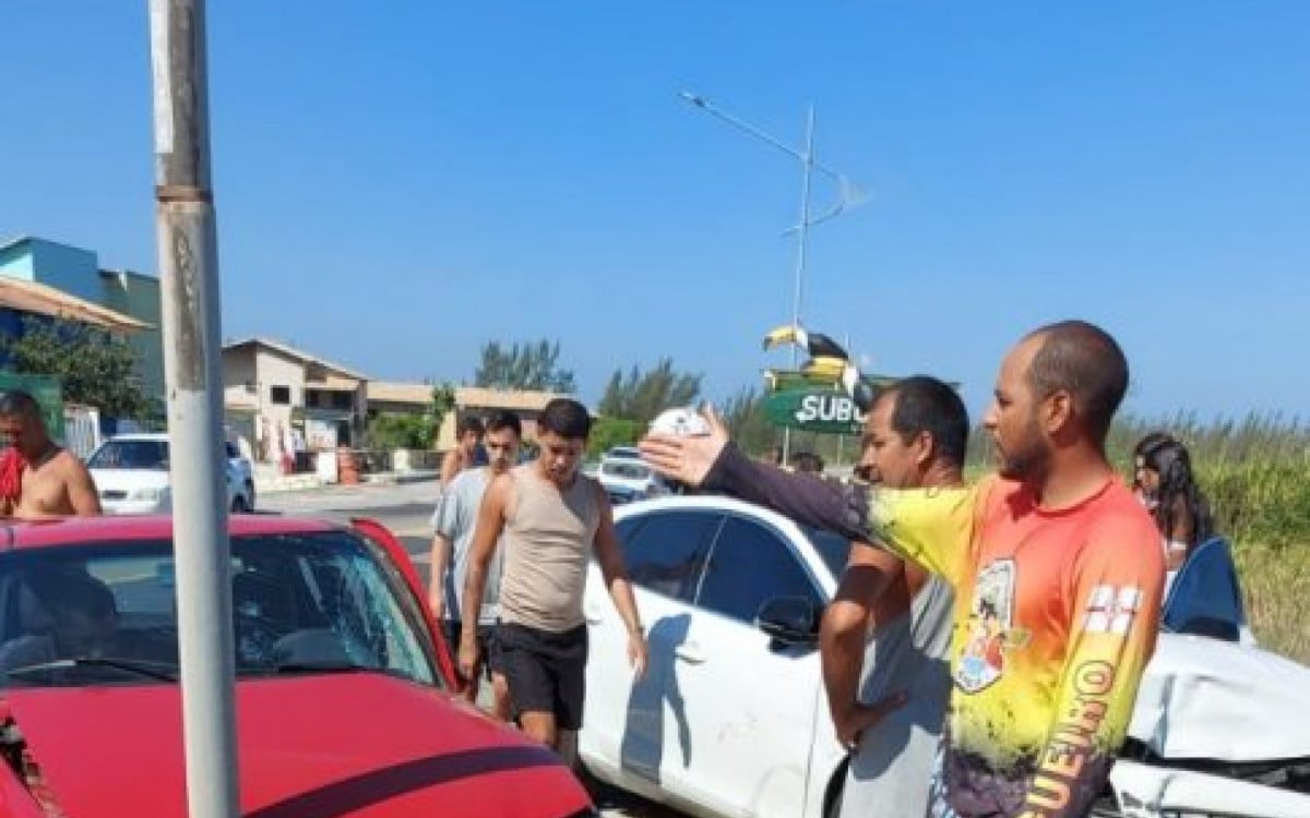 Acidente entre dois carros causa congestionamento no sentido Arraial do Cabo | Arraial do Cabo - Rio de Janeiro