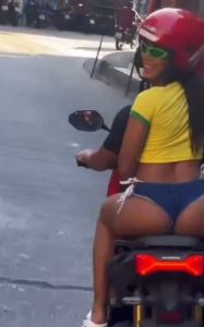 Anitta anda de moto em comunidade no Rio e bumbum empinadinho chama a atenção | Celebridades