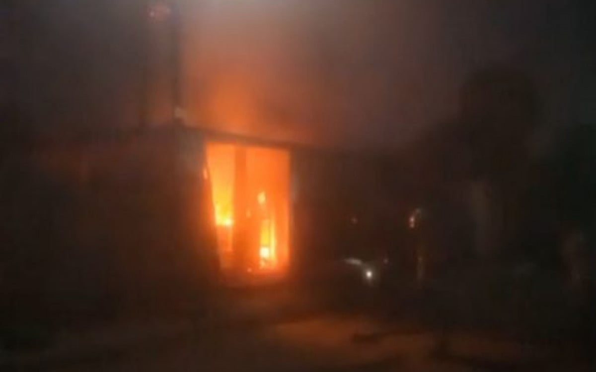 Casa pegando fogo em São Pedro da Aldeia despenca em cima de bombeiros | São Pedro da Aldeia